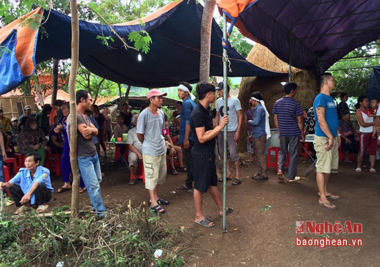Người dân làng xóm đến giúp gia đình nạn nhân mai táng thi thể anh Lương Văn Việt