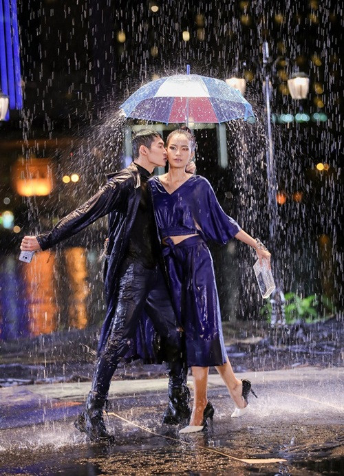 Ở thử thách chụp ảnh street style ban đêm - nằm trong tập 3 sẽ phát sóng vào tối 31/7, top 16 bắt cặp chụp ảnh cùng nhau dưới mưa nhân tạo. 