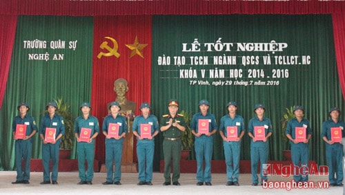 Trao quyết định thăng quân hàm thiếu úy sỹ quan dự bị.