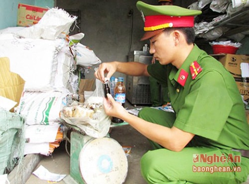 Cơ quan công an kiểm tra nguyên vật liệu sản xuất kem giả