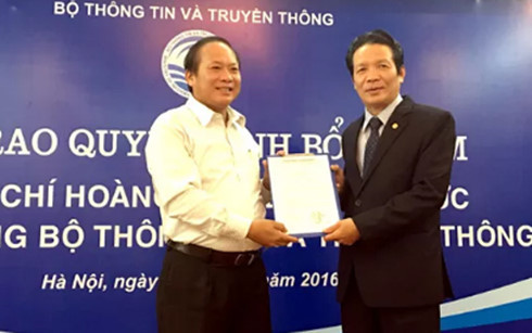 Bộ trưởng Bộ TT&TT Trương Minh Tuấn trao quyết định bổ nhiệm chức vụ Thứ trưởng Bộ TT&TT cho ông Hoàng Vĩnh Bảo (bên phải).