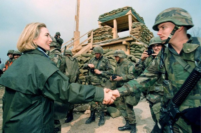 Bà Hillary Clinton bắt tay với binh lính Mỹ ở miền bắc Bosnia, ngày 25/3/1996. (Nguồn: REUTERS/File)