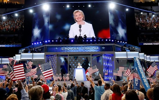 Ứng cử viên Tổng thống của đảng Dân chủ Hillary Clinton phát biểu tại lễ bế mạc đại hội. Ảnh: AFP.