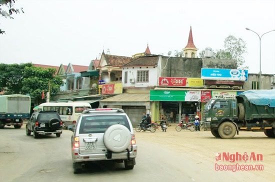Ngã ba Đông Hiếu đi Tân Kỳ nhộn nhịp xe cộ.