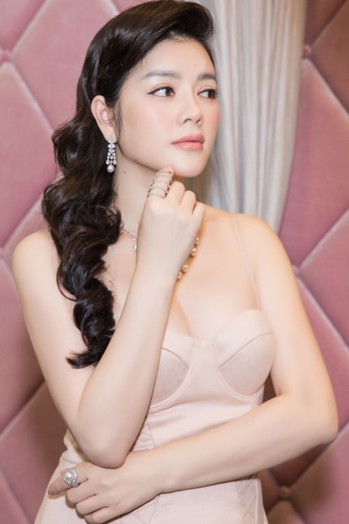 Lý Nhã Kỳ diện váy corset tôn vòng một