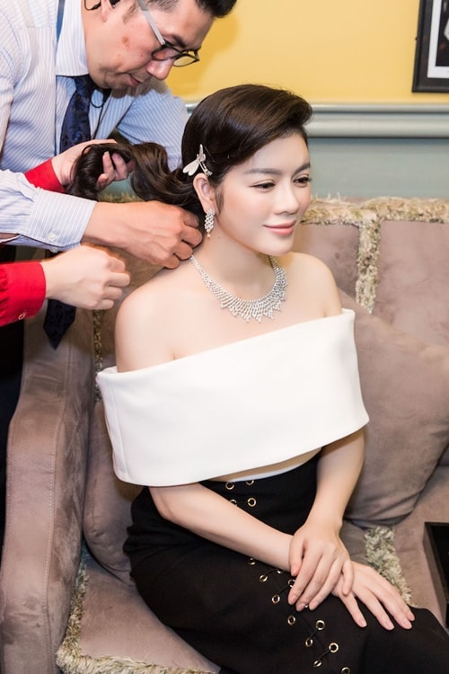 Lý Nhã Kỳ diện váy corset tôn vòng một