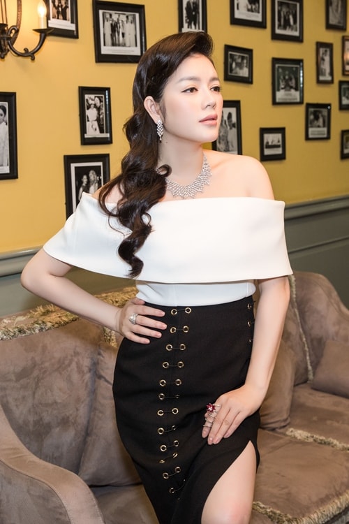 Lý Nhã Kỳ diện váy corset tôn vòng một