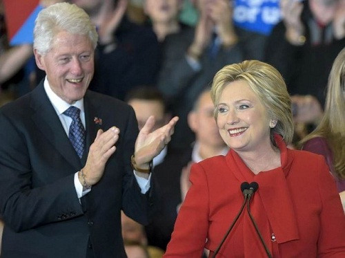Ứng viên tổng thống Dân chủ Hillary Clinton và chồng là cựu Tổng thống Bill Clinton. (Ảnh: AP)
