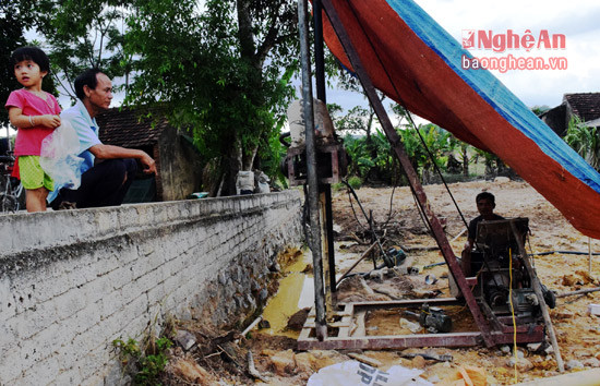Giàn khoan giếng của ông Nguyễn Văn Bính đang khoan giếng cho một gia đình trong xóm Nhân Tiến.