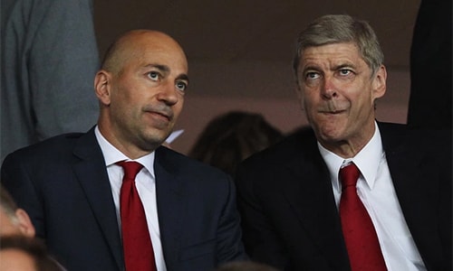 arsenal-tung-co-trang-tren-san-chuyen-nhuong-1
