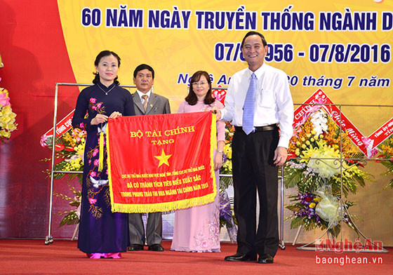Thứ trưởng Bộ Tài chính Nguyễn Hữu Chí tặng Cờ thi đua năm 2015 cho Cục DTNN khu vực Nghệ Tĩnh.