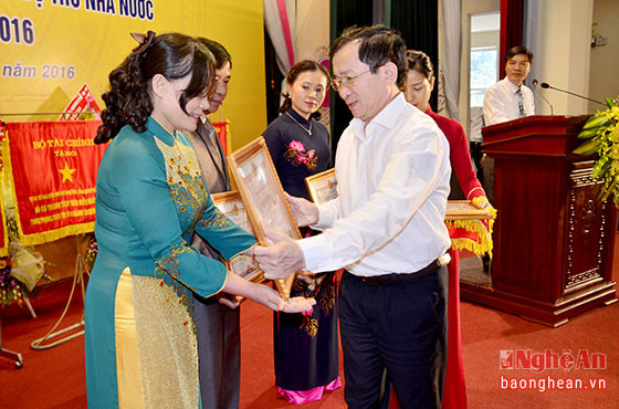 Đồng chí Đinh Viết Hồng - Phó Chủ tịch UBND tỉnh tặng Bằng khen của Chủ tịch UBND tỉnh Nghệ An cho các tập thể, cá nhân xuất sắc của Cục DTNN khu vực Nghệ Tĩnh.