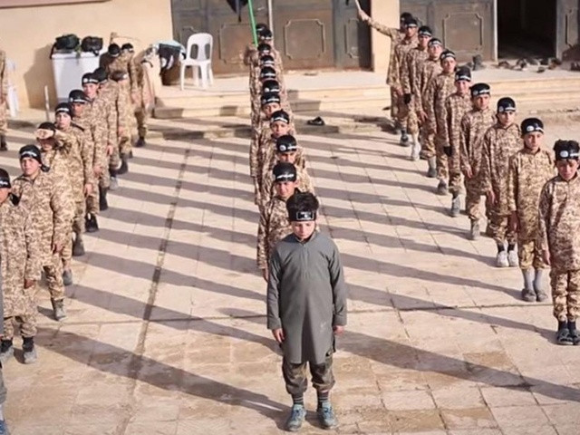  Có khoảng 50 chiến binh nhí người Anh đang được IS đào tạo. Ảnh: The Independent