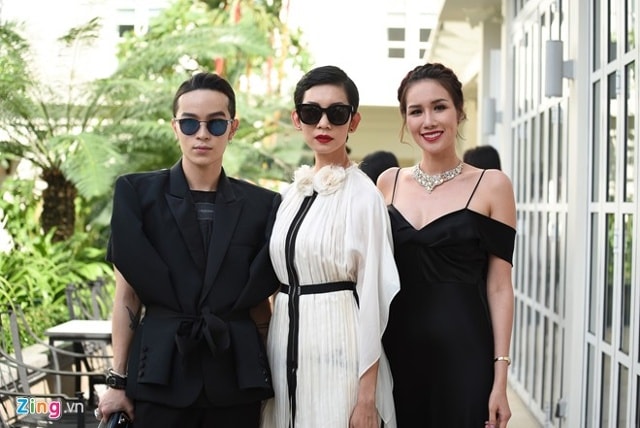 Xuân Lan và stylist Kelbin chọn trang phục trắng đen phù hợp với tiêu chí show diễn.