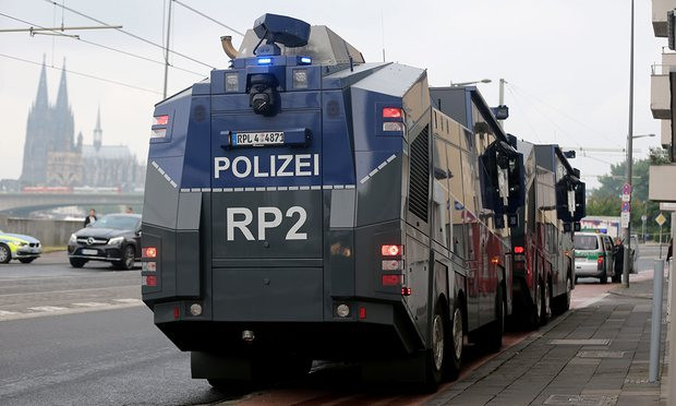 Vòi rồng được chuẩn bị sẵn sàng ở Cologne, Đức để đề phòng bạo lực xảy ra giữa những người biểu tình. Ảnh: EPA.