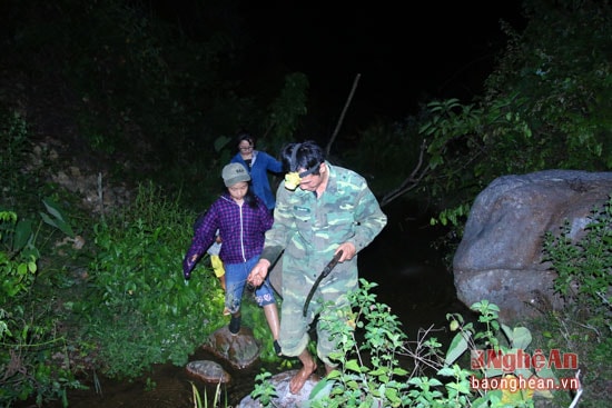 Cua đá thường ra kiếm ăn vào ban đêm nên những người có kinh nghiệm phải lựa  chọn đúng thời điểm mới có thể bắt được chúng.