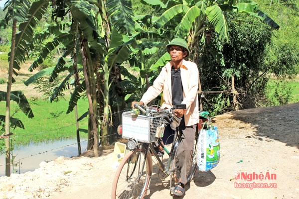 Ông Lê Quốc Kỳ đang đi hành nghề hàn dạo.