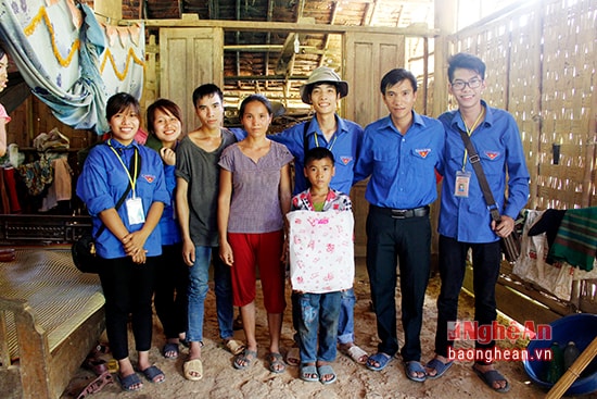 Đoàn tình nguyện đã đến tận nơi thăm hỏi và trao quà cho các em nhỏ tại bản Xốp Kho, xã Nga My.