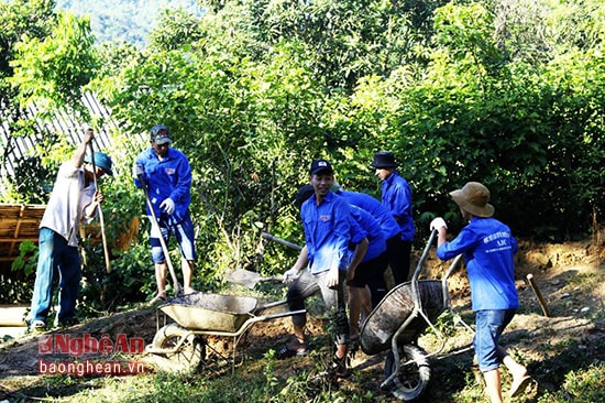 Tham gia hoạt động tình nguyện hè tại xã Nga My (Tương Dương), với 20 tình nguyện viên của Đội sinh viên tình nguyện Nghệ An được sự giúp đỡ của chính quyền địa phương đã thực hiện được nhiều công việc ý nghĩa