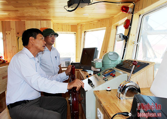 Lãnh đạo Sở, phòng NN&PTNT Nghệ An tham quan khoang lái của con tàu vỏ sắt được thiết kế hiện đại.