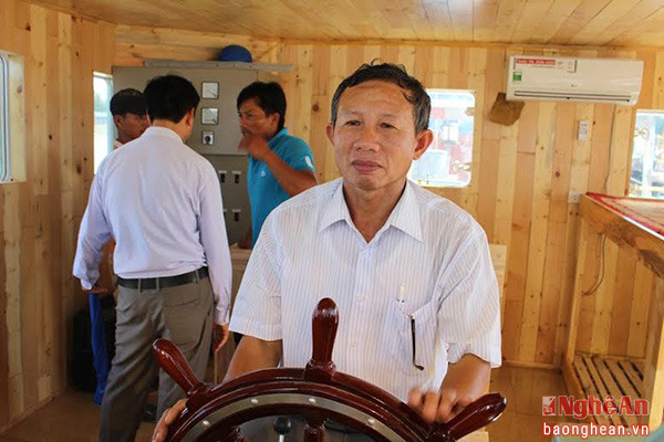 Ngư dân Nguyễn Kim Đương phấn khởi khi nhận tàu vỏ sắt lớn