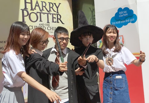 Các fan Việt chào đón phần tám Harry Potter tại nhà sách Fahasa sáng 31/7.