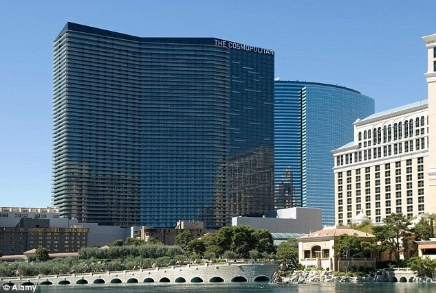 Khách sạn Cosmopolitan, Las Vegas, Mỹ: Công trình 3,9 tỷ USD này có 2 tòa tháp cao 184 m, với 2.995 phòng nghỉ, một sòng bài, các nhà hàng, spa, rạp chiếu phim… Ảnh: Daily Mail. 