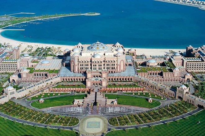 Khu nghỉ dưỡng Emirate Palace, Abu Dhabi, Các tiểu vương quốc Ả Rập thống nhất: Khu nghỉ dưỡng 5 sao này là khách sạn đắt giá thứ 2 thế giới, với chi phí xây dựng là 3 tỷ USD. Công trình này có 114 mái vòm cao 80 m. Ảnh: Atlasconcorde. 
