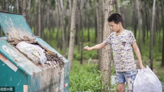 Wang Zheng, 12 tuổi, ở tỉnh Hà Nam, Trung Quốc, không có được một tuổi thơ êm đềm, hạnh phúc như nhiều đứa trẻ khác. Sau khi mẹ tái hôn, Wang về sống với bố nhưng bố cậu bé lại làm việc xa nhà.