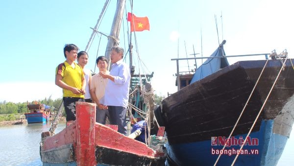 Cán bộ xã Sơn Hải (Quỳnh Lưu) phổ biến pháp luật cho các thuyền viên trước khi ra khơi.