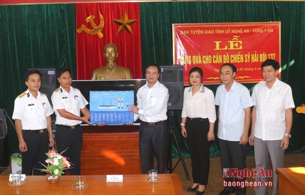 Ban Tuyên giáo Tỉnh ủy thăm và tặng quà cho Hải đội 137, Vùng 1 Hải quân.