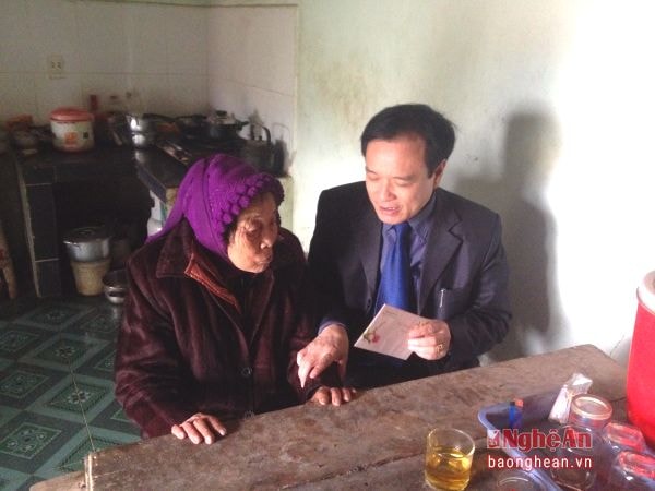Đồng chí Hồ Phúc Hợp trao quà Tết cho bà Thái Thị Tứ tại xã Đồng Thành (Yên Thành) là người có công với cách mạng, có cuộc sống đơn thân được Nhà nước hỗ trợ tiền trợ cấp hàng tháng.