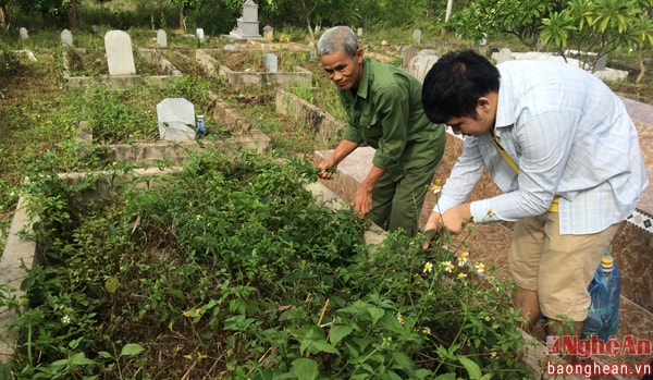 Trước ngày làm lễ Páng chuộc, gia đình phải dọn dẹp mồ mả sạch sẽ.