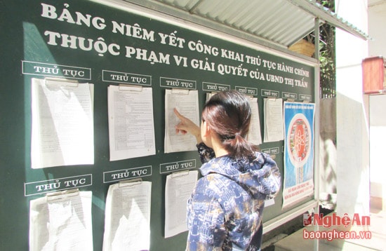 Bảng niêm yết công khai thủ tục hành chính tạo sự dân chủ, minh bạch cho người dân khi đến làm các thủ tục, giấy tờ.