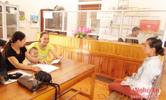 Người dân đến làm thủ tục tại bộ phận “ một cửa” xã Châu Khê.