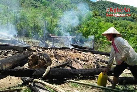 Chị Hoa cùng mọi người trong bản đã cố gắng dập lửa nhưng bất thành.