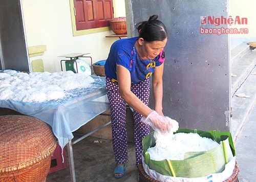 người làm bún Sắp xếp bún vào từng thúng để thương lái đến tận cơ sở thu mua, vận chuyển