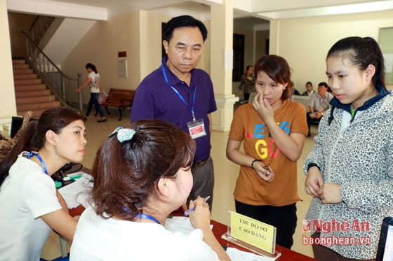 Lãnh đạo Trường Đại học Y khoa Vinh đến tư vấn trực tiếp cho các thí sinh