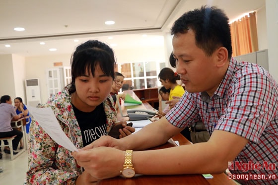 Thí sinh Nguyễn Thị Thắm, Thanh Chương, trong ngày đầu tiên phải đi gần 50 cây số nhưng vẫn chưa hoàn thành thủ tục đăng ký