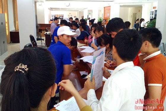 Rất đông thí sinh đến đăng ký trực tiếp tại Trường Đại học Vinh