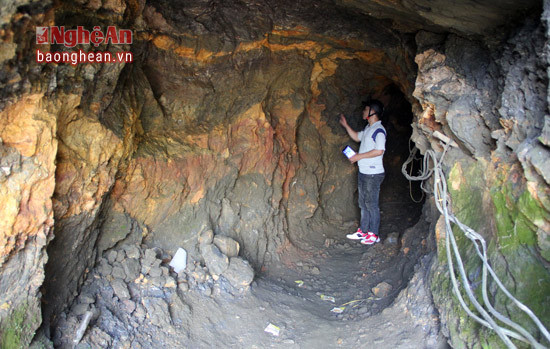 Ngọn núi có tên gọi Vách 34 thuộc địa bàn 2 xã Châu Thành và Châu Hồng, huyện Quỳ Hợp (Nghệ An) có một hệ thống hầm với nhiều ngách thông với sườn núi. Đây là một hầm mỏ khai thác quặng của một doanh nghiệp đã bị bỏ hoang.