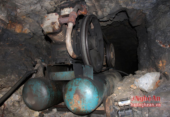 Chiếc máy phát điện cũ bị bỏ lại (cách cửa hang chừng 10m). Theo những người mót quặng thì khu hầm mỏ có nhiều nghách thông ra sườn núi nhưng một hệ thống địa đạo.