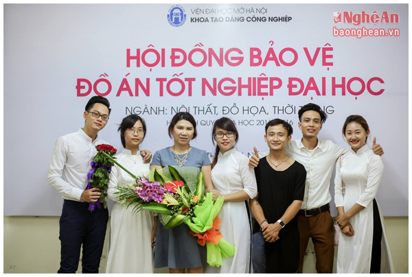 An An Nguyễn vừa tốt nghiệp đại học và được mời về làm việc tại một studio lớn tại Hà Nội với mức lương 20 triệu đồng/tháng nhưng cậu đã từ chối (An mặc áo đen)