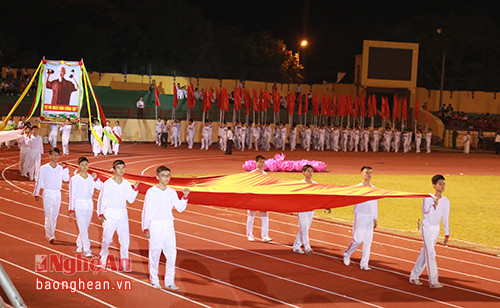 Khối nghi thức diễu hành qua lễ đài.