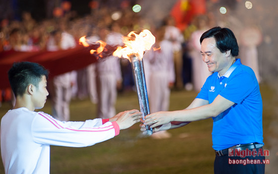 Bộ trưởng Bộ Giáo dục và Đào tạo Phùng Xuân Nhạ tiếp nhận ngọn lửa truyền thống Hội khỏe Phù Đổng để thắp lên đài lửa. 