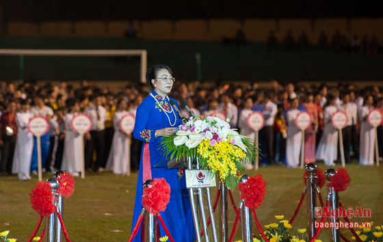 Thứ trưởng Bộ Giáo dục và Đào tạo Nguyễn Thị Nghĩa đọc diễn văn khai mạc.