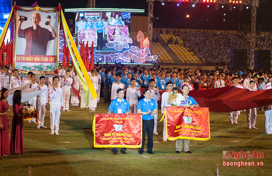Lãnh đạo Bộ Giáo dục và Đào tạo trao cờ lưu niệm cho tỉnh Nghệ An và Thanh Hóa - 2 đơn vị đăng cai tổ chức Hội khỏe Phù Đổng toàn quốc lần thứ IX năm 2016.
