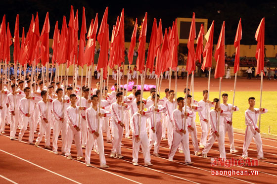 Khối hồng kỳ mang khí thế hào hùng của những chàng trai Phù Đổng đang giương cao ngọn cờ của chủ nghĩa anh hùng cách mạng. 
