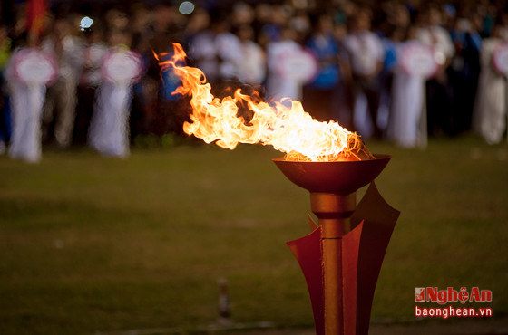 Ngọn lửa truyền thống Hội khỏe Phù Đổng sẽ rực cháy, cổ vũ tình thần cho các VĐV học sinh cho đến ngày 10/8.