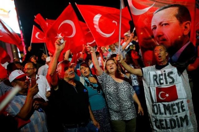 Những người Thổ Nhĩ Kỳ bày tỏ sự ủng hộ Tổng thống Erdogan sau vụ đảo chính